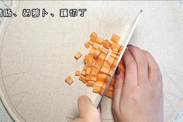 腊肠炒藕丁的做法图解3