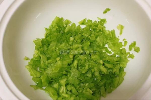 鸡蛋炒苦瓜碎的做法图解3