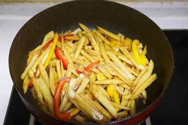下饭快手小炒蚝油莲菜条❗️家常炒莲藕的做法图解7