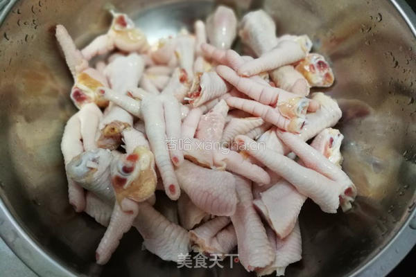 酸辣柠檬鸡爪的做法图解1