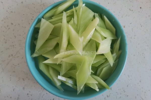 白玉菇炒莴笋的做法图解2