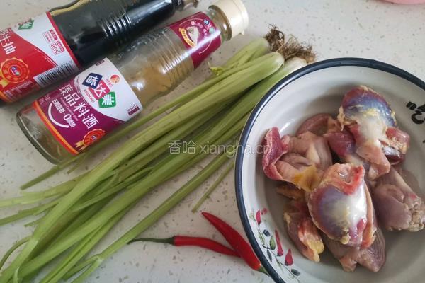 芹菜炒鸡胗的做法图解1