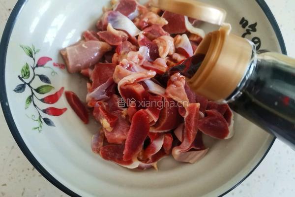 芹菜炒鸡胗的做法图解3