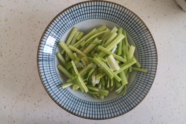 芹菜炒鸡胗的做法图解5