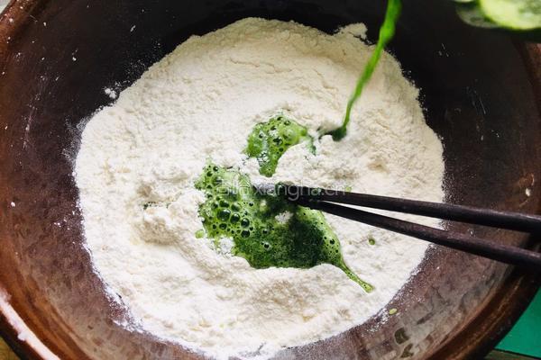 蒜汁菠菜面片的做法图解3