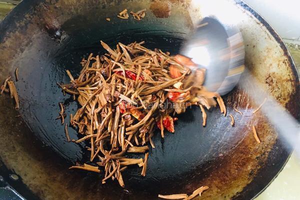 红烧肉焖菜树菇的做法图解5