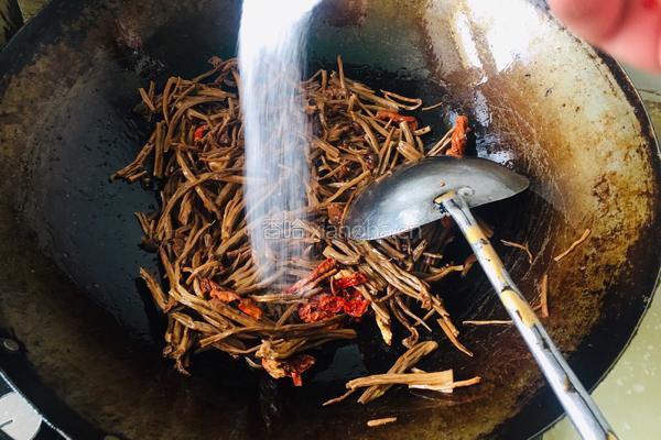 红烧肉焖菜树菇的做法图解6
