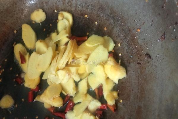 蒜苔炒油炸肉的做法图解3