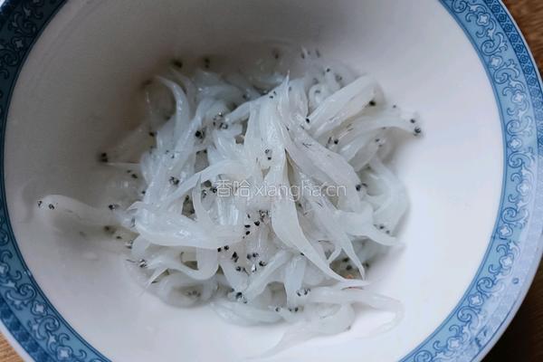 银鱼炒蛋的做法图解1