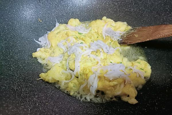 银鱼炒蛋的做法图解6