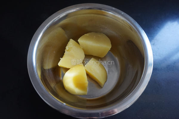 荠菜炒土豆疙瘩的做法图解2