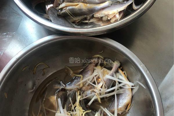 骨头都酥了的炸小黄花鱼的做法图解1
