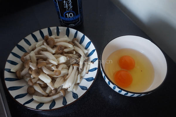 蟹味菇炒鸡蛋的做法图解1