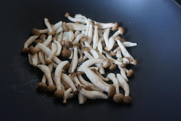 蟹味菇炒鸡蛋的做法图解3