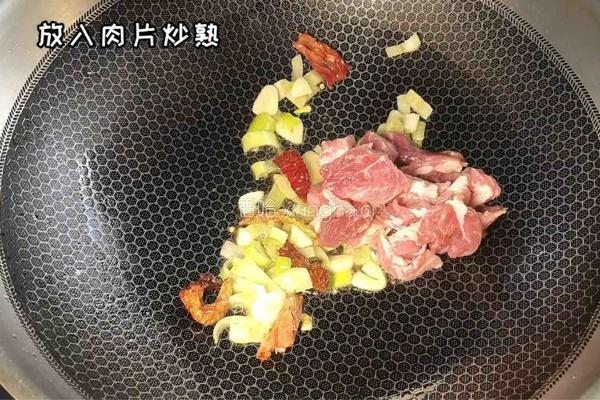 白菜粉条肉的做法图解2