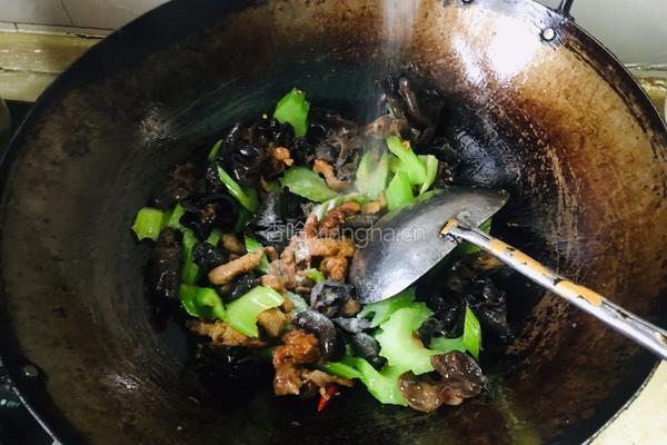 木耳西芹炒过油肉的做法图解11
