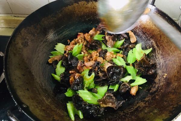 木耳西芹炒过油肉的做法图解12