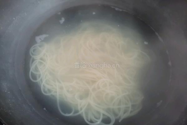 香菇鸡丁米线的做法图解4