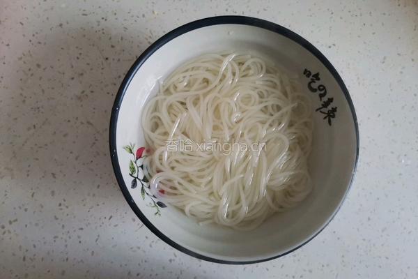 香菇鸡丁米线的做法图解5