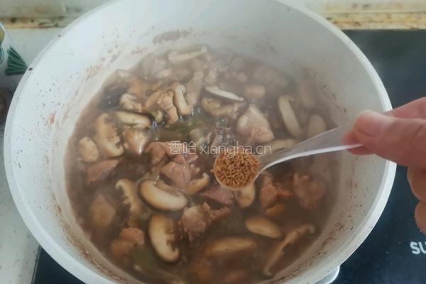 香菇鸡丁米线的做法图解11