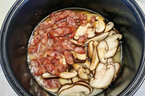 家常电饭煲版广式腊肠煲仔饭的做法图解2