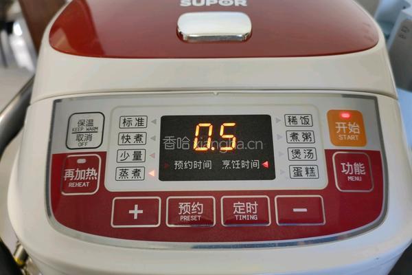 家常电饭煲版广式腊肠煲仔饭的做法图解3