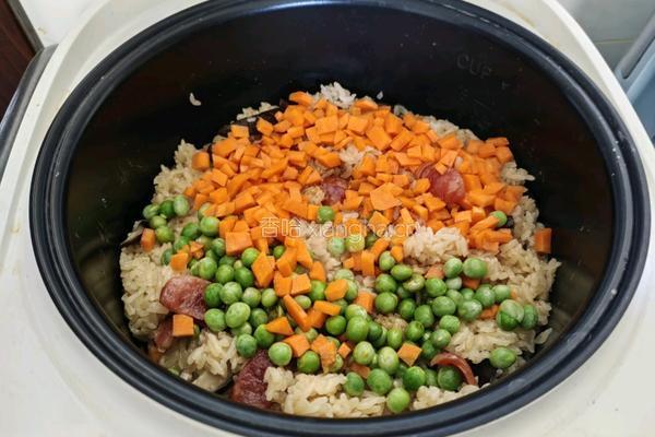 家常电饭煲版广式腊肠煲仔饭的做法图解4