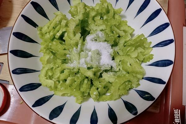 凉拌苦瓜的做法图解3