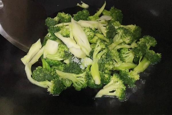 西兰花炒虾仁的做法图解2