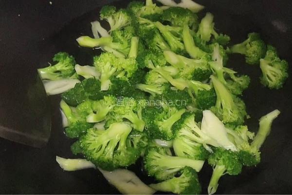 西兰花炒虾仁的做法图解3