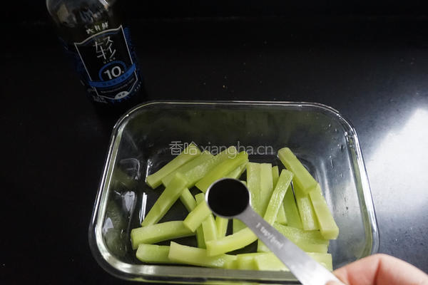 凉拌莴笋的做法图解7