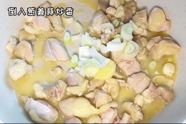 双菇烧鸡腿的做法图解2