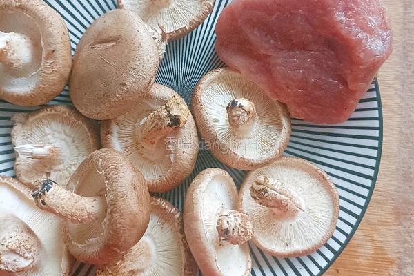 香菇炒肉的做法图解1