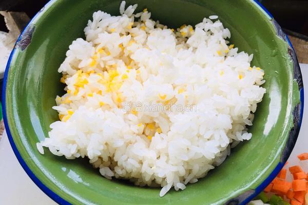 酱油炒饭的做法图解1
