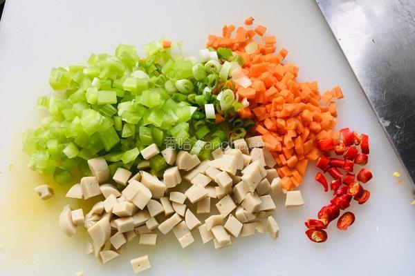 酱油炒饭的做法图解2