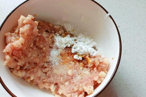 香菇鸡蛋肉饼汤的做法图解2