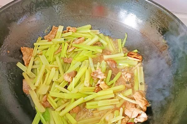 芹菜炒肉的做法图解4