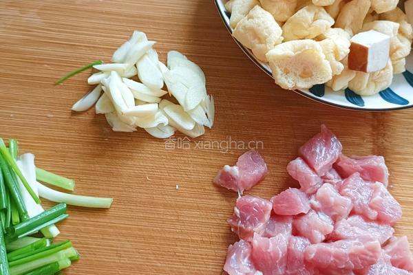 豆泡烧肉的做法图解1