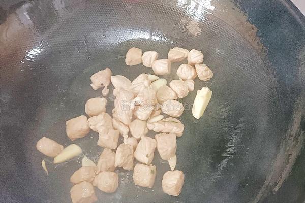 豆泡烧肉的做法图解2