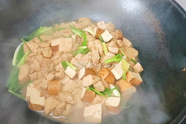 豆泡烧肉的做法图解4