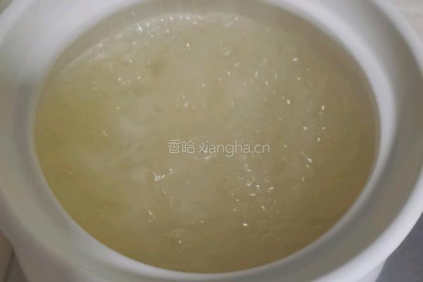 银耳莲子羹的做法图解1