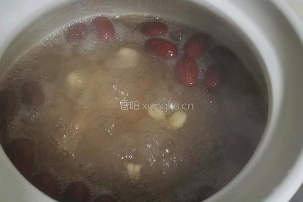 银耳莲子羹的做法图解2