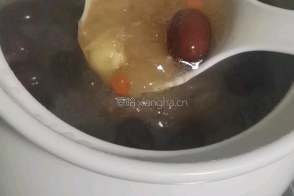 银耳莲子羹的做法图解3