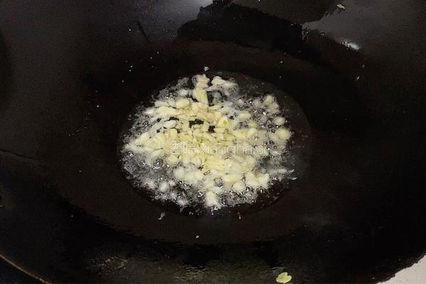 西芹炒午餐肉的做法图解1
