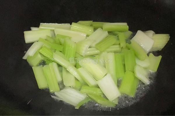 西芹炒午餐肉的做法图解3