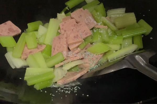 西芹炒午餐肉的做法图解5