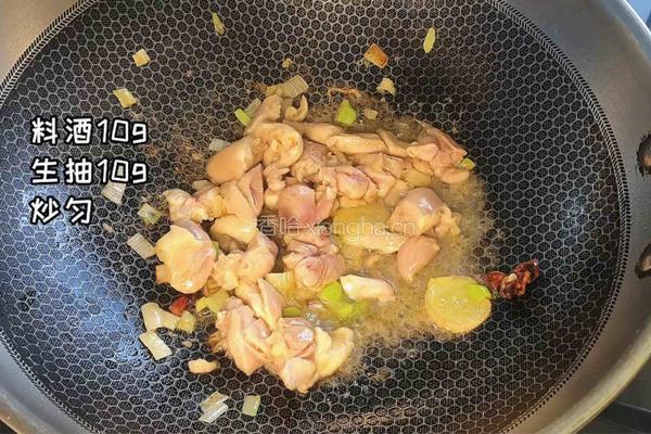 香菇鸡丁米线的做法图解4