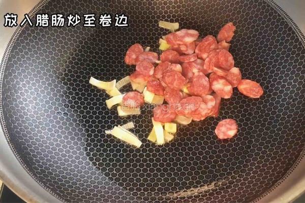蒜苗胡萝卜炒腊肠的做法图解2