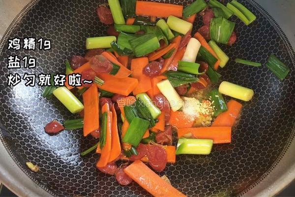 蒜苗胡萝卜炒腊肠的做法图解5