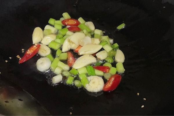酱香爆炒鲍鱼的做法图解2